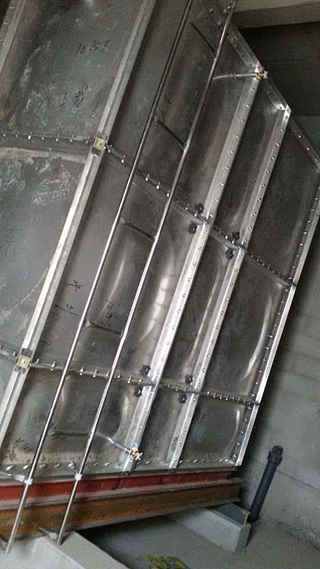 東營市河口區(qū)304不銹鋼水箱安裝現(xiàn)場(chǎng)