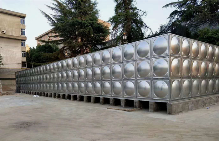 使用焊接工藝的不銹鋼水箱是如何進(jìn)行制作的?